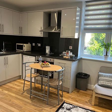 Mj Serviced Apartment Up To 6 Guest - Luxurious Living In West London Next To Tube Station & Central London Hanwell Eksteriør billede