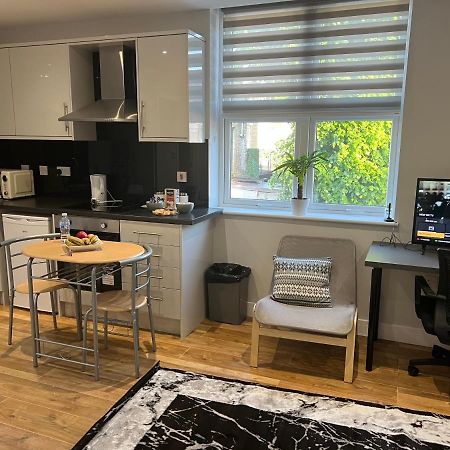 Mj Serviced Apartment Up To 6 Guest - Luxurious Living In West London Next To Tube Station & Central London Hanwell Eksteriør billede