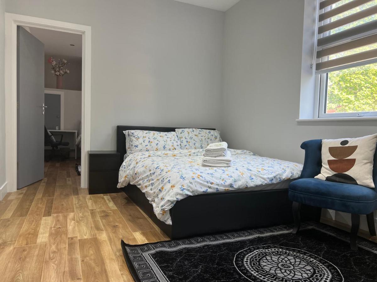 Mj Serviced Apartment Up To 6 Guest - Luxurious Living In West London Next To Tube Station & Central London Hanwell Eksteriør billede