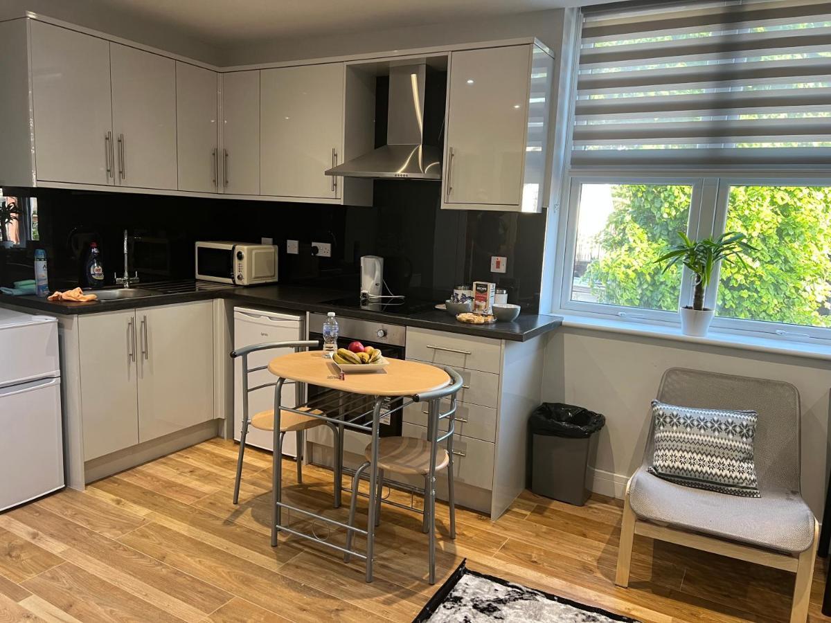 Mj Serviced Apartment Up To 6 Guest - Luxurious Living In West London Next To Tube Station & Central London Hanwell Eksteriør billede