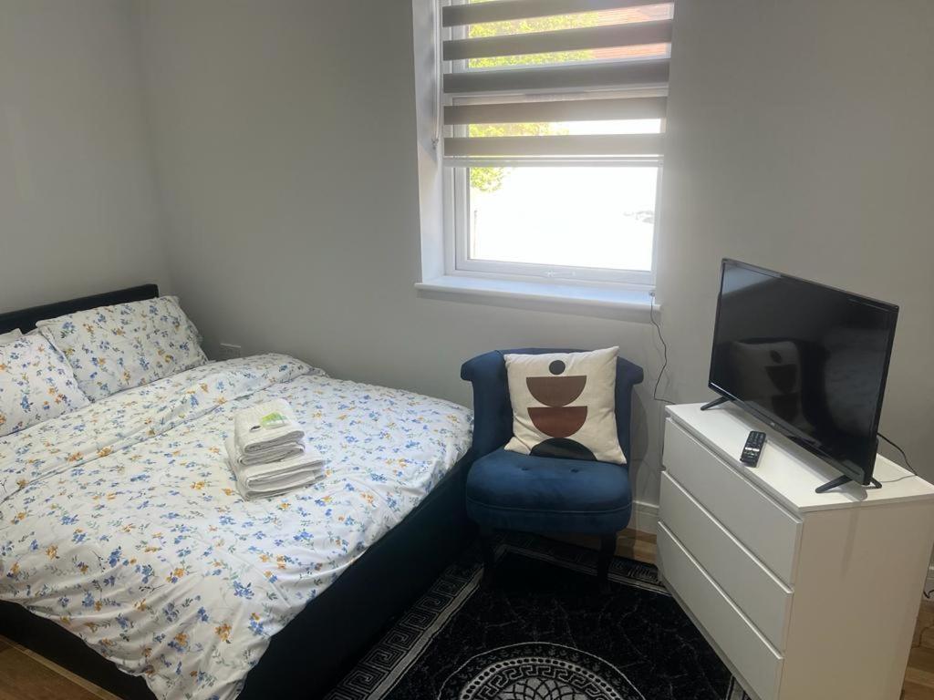 Mj Serviced Apartment Up To 6 Guest - Luxurious Living In West London Next To Tube Station & Central London Hanwell Eksteriør billede