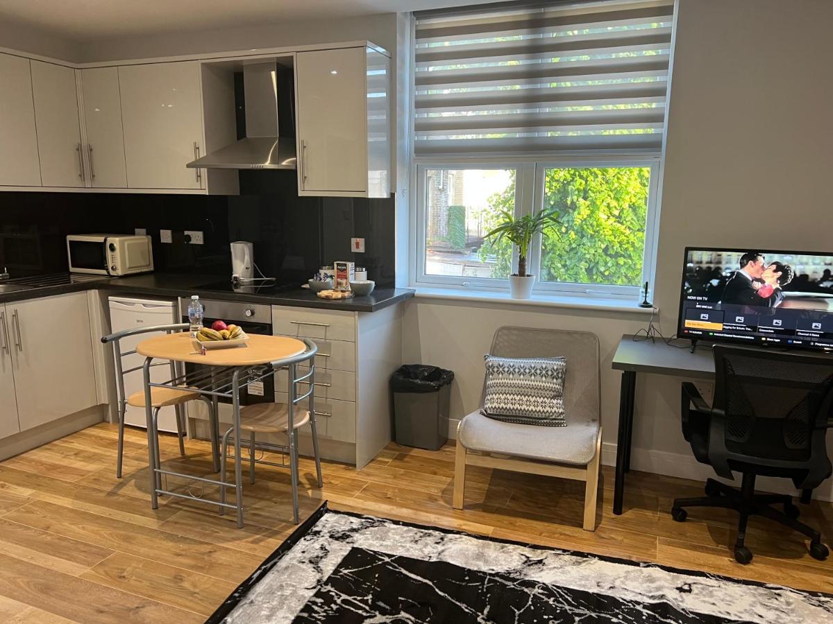 Mj Serviced Apartment Up To 6 Guest - Luxurious Living In West London Next To Tube Station & Central London Hanwell Eksteriør billede